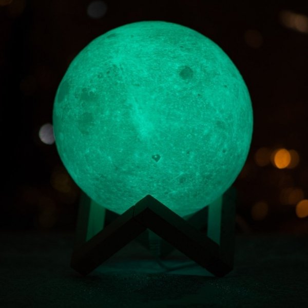 Lampka Luna 3D na drewnianym stojaku - 16 kolorów