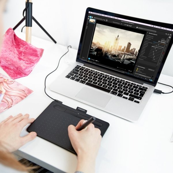 [EOL] Wacom Intuos S - tablet piórkowy, czarny + 1 soft graficzny (do wyboru)