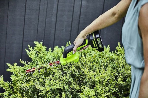 24V Nożyce do przycinania trawy i żywopłotów GREENWORKS G24SHTK2 - Zestaw ładowarka + akumulator 2Ah - 1600607VA