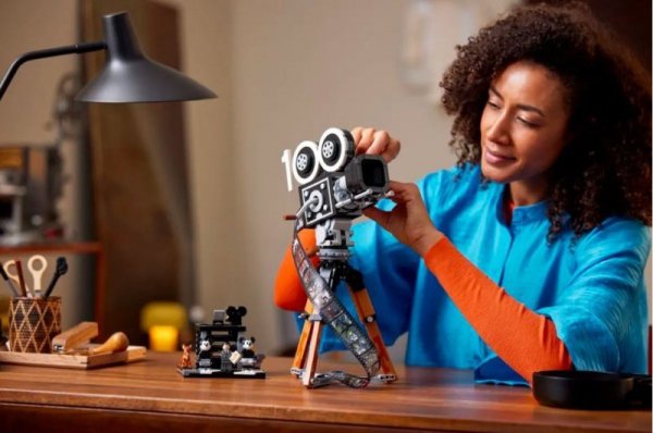 LEGO Disney Classic 43230 Klocki Kamera Walta Disneya