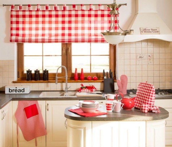 Roleta rzymska na karniszu w kuchni