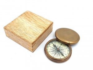 Kompas turystyczny w drewnianym pudełku 1042