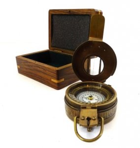 Kompas militarny – inżynierski w pudełku drewnianym COM-0469