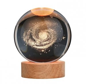 Podświetlana kryształowa kula dekoracyjna na podstawie drewnianej Droga Mleczna – LED – USB
