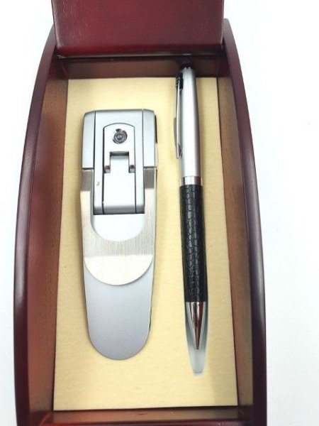 Długopis i latarka w pudełku drewnianym Zestaw G261