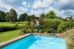 Walka z glonami: jak skutecznie pozbyć się glonów z basenu ogrodowego