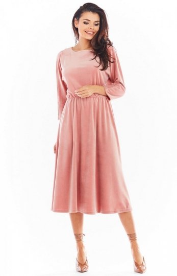 Welurowa sukienka midi różowa A407