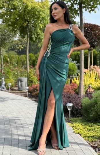 Asymetryczna długa sukienka z biżuteryjną ozdobą