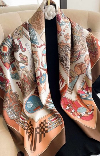 Kamea apaszka damska beżowo-brązowa z graficznym nadrukiem