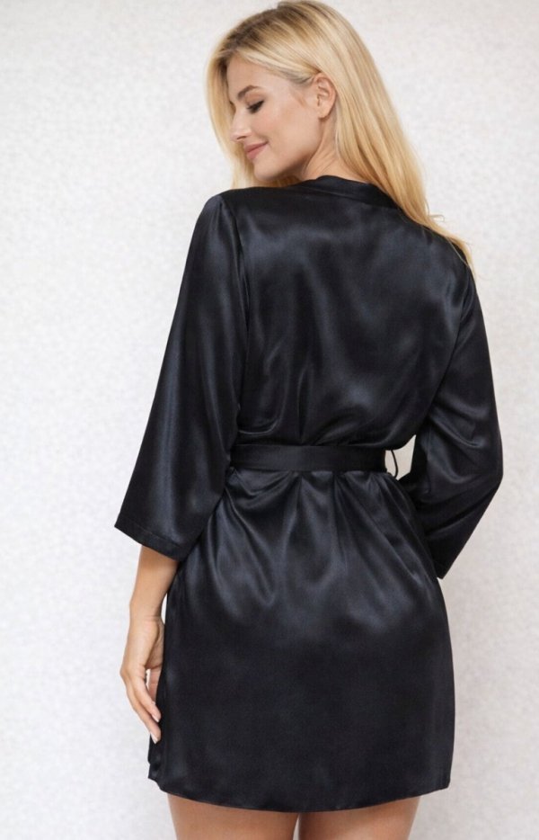 Tył czarnego szlafroka Irall Aria gładki materiał z połyskiem i rękawy 3/4