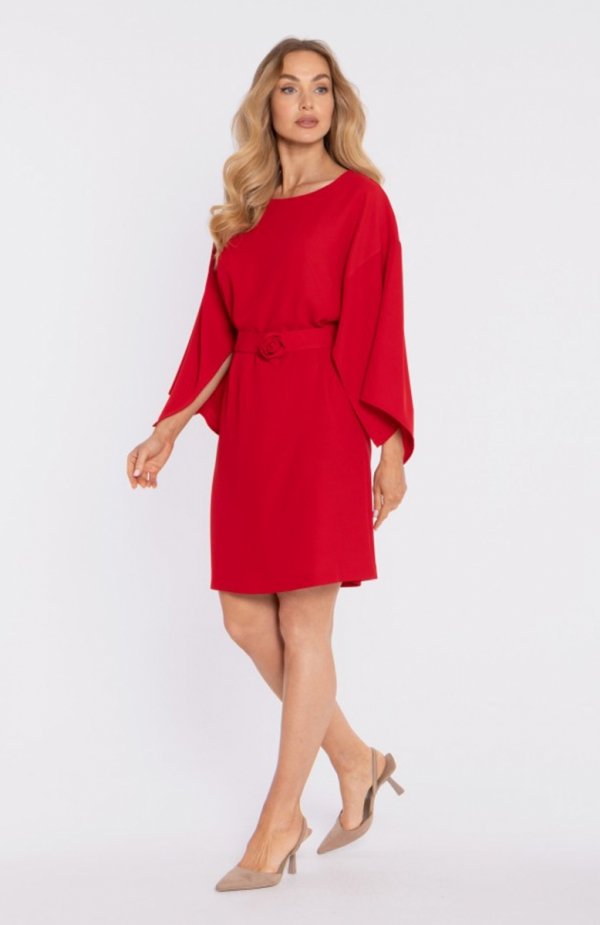 Moe sukienka z szerokimi rękawami i paskiem czerwona M908 