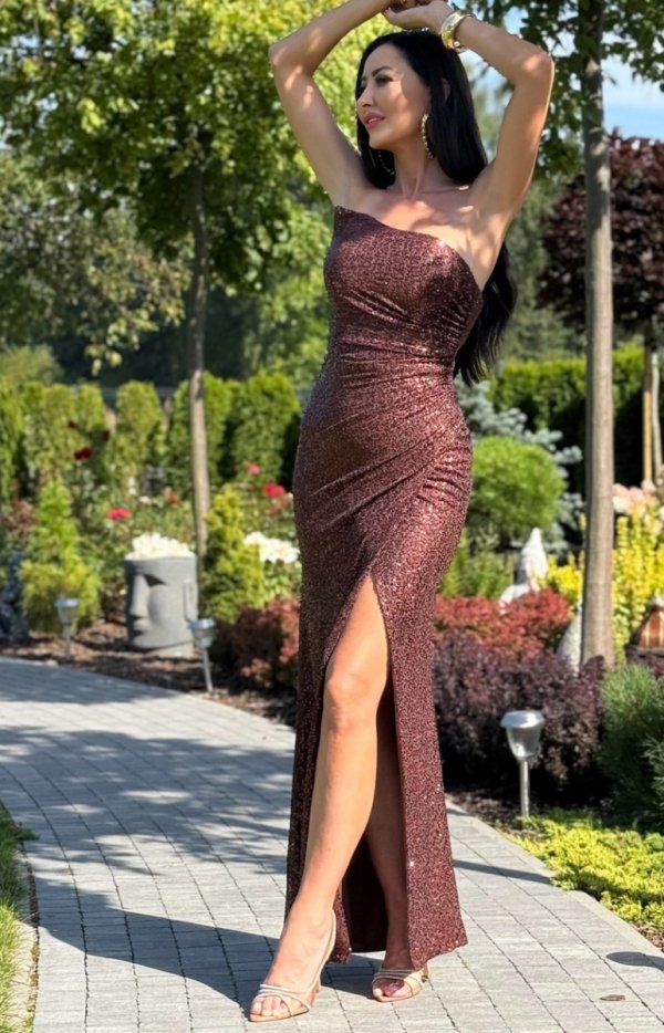 Długa błyszcząca sukienka wieczorowa