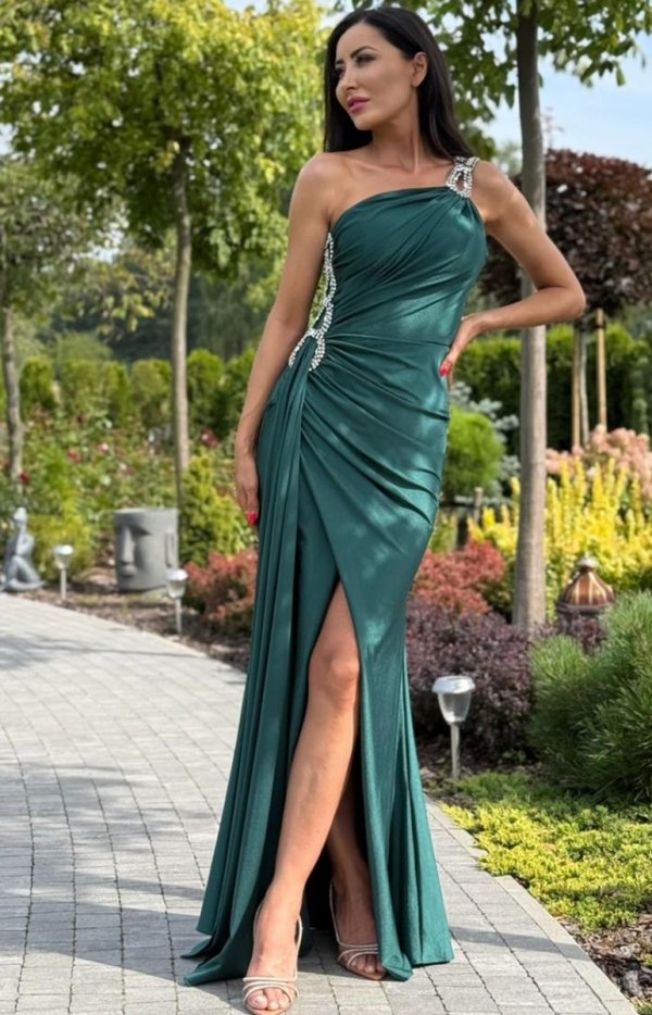 Asymetryczna długa sukienka z biżuteryjną ozdobą