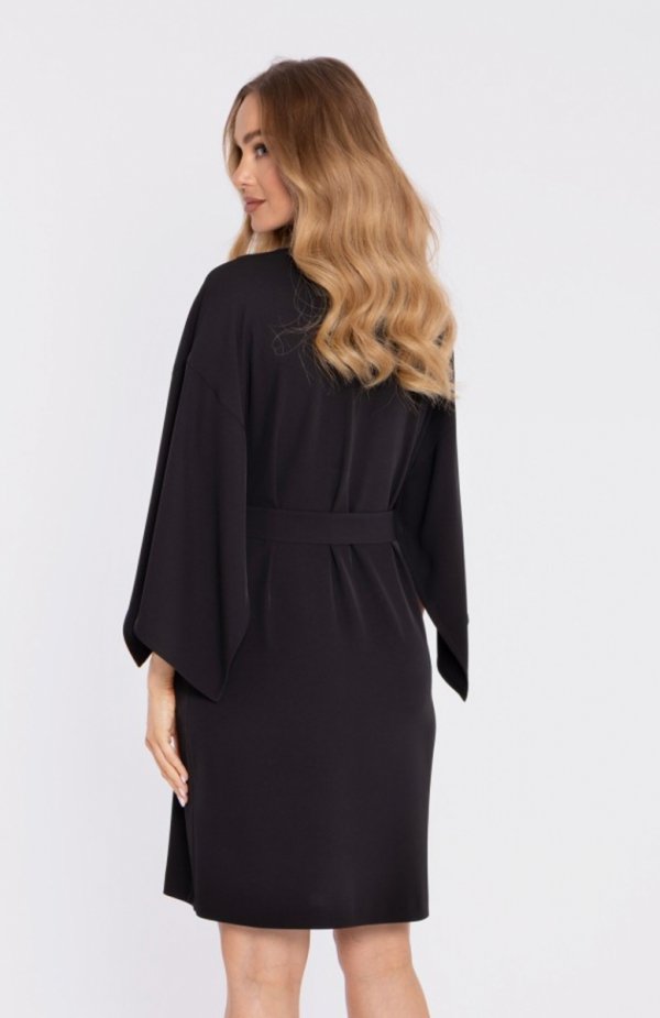 Moe sukienka z szerokimi rękawami i paskiem czarna M908 tył