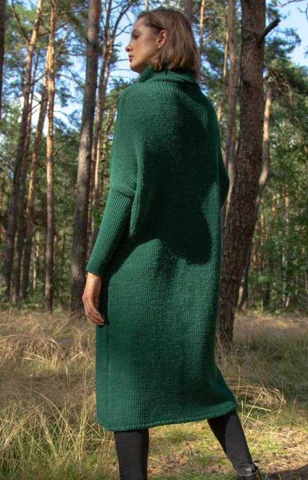 Długi sweter z golfem zielony F1052 tył