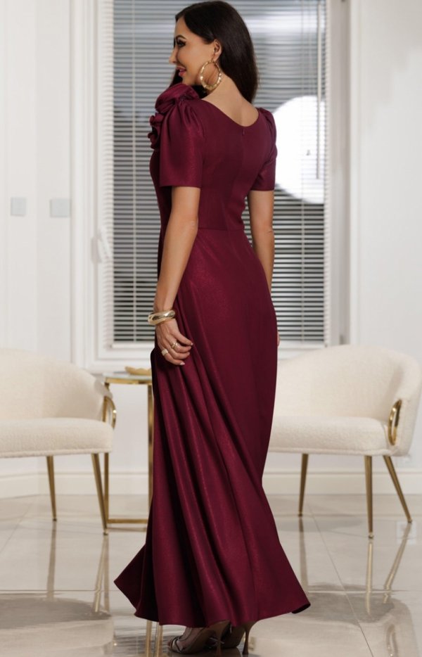 Elizabeth Rubi długa sukienka bordowa z kwiatem glossy tył