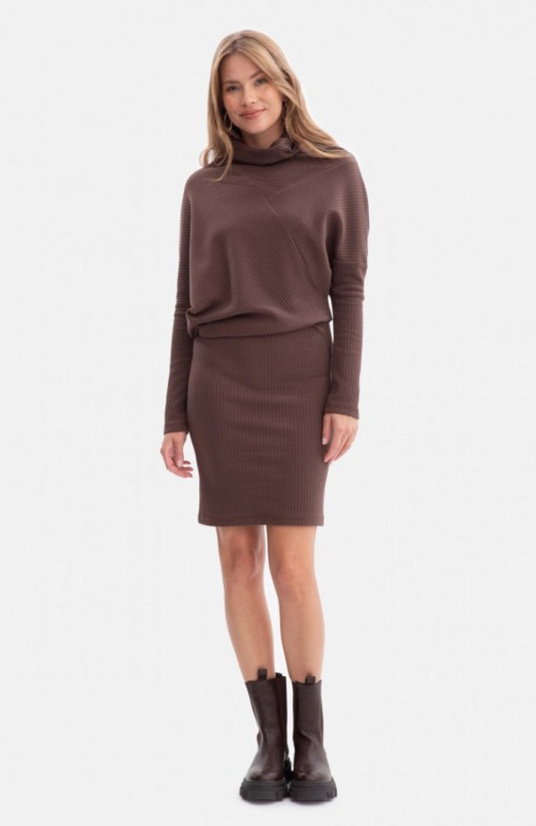 Bewear B309 sukienka bluzowana z dzianiny prążkowanej brązowa 