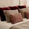 Bordeaux-Taupe Set aus 7 dekorativen Kissen für das Schlafzimmer: Bunny + Bergen + Teli.