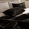 Schwarzes Schlafzimmer-Set Colet – 2 Kissen + Tagesdecke.