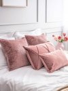 Różowy zestaw 4 poduszek dekoracyjnych do sypialni
