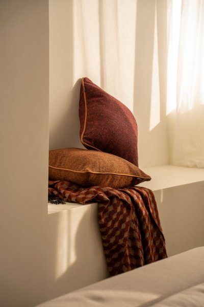 Bordowa poduszka dekoracyjna WOOL 45X45