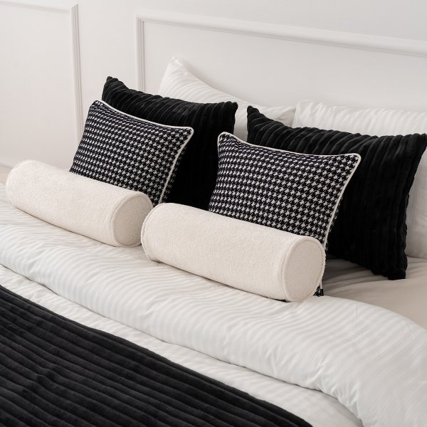 Schwarz-weißes Set aus dekorativen Kissen für das Schlafzimmer, Colet + Pepita.