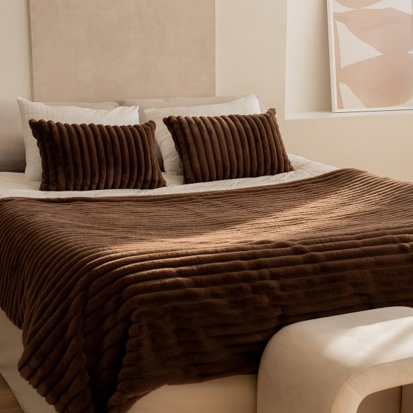 Braunes Schlafzimmer-Set Bunny – 2 Kissen + Tagesdecke.