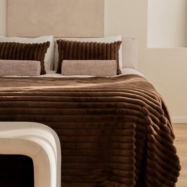 Braun-Rosa Set aus 2 dekorativen Kissen + Nackenrollen + Tagesdecke für das Schlafzimmer: Bunny + Teli