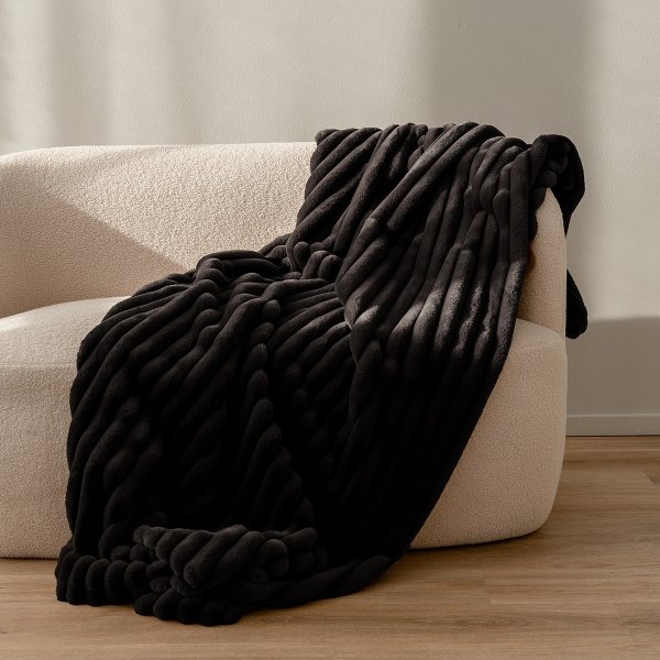 Schwarzes Schlafzimmer-Set Colet – 2 Kissen + Tagesdecke.