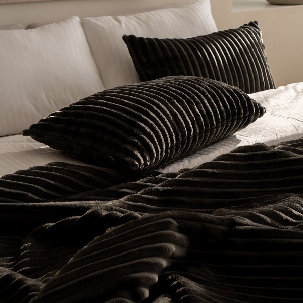 Schwarzes Schlafzimmer-Set Colet – 2 Kissen + Tagesdecke.