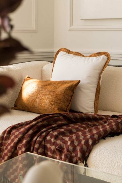 Tesse biała poduszka dekoracyjna z rudą plecionką 50x40