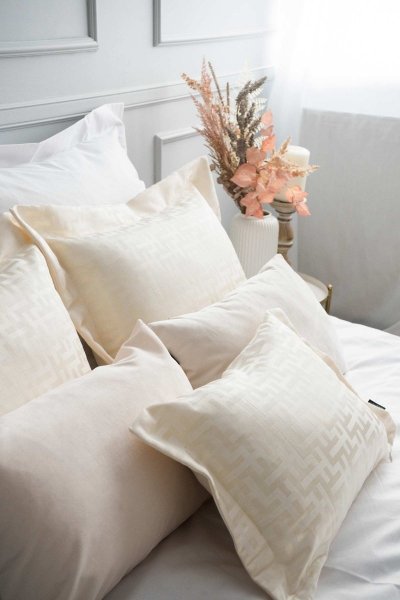 Kremowy zestaw 3 poduszek dekoracyjnych do sypialni