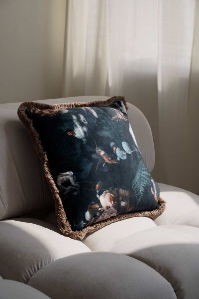 Czarna poduszka dekoracyjna w kwiaty 45x45