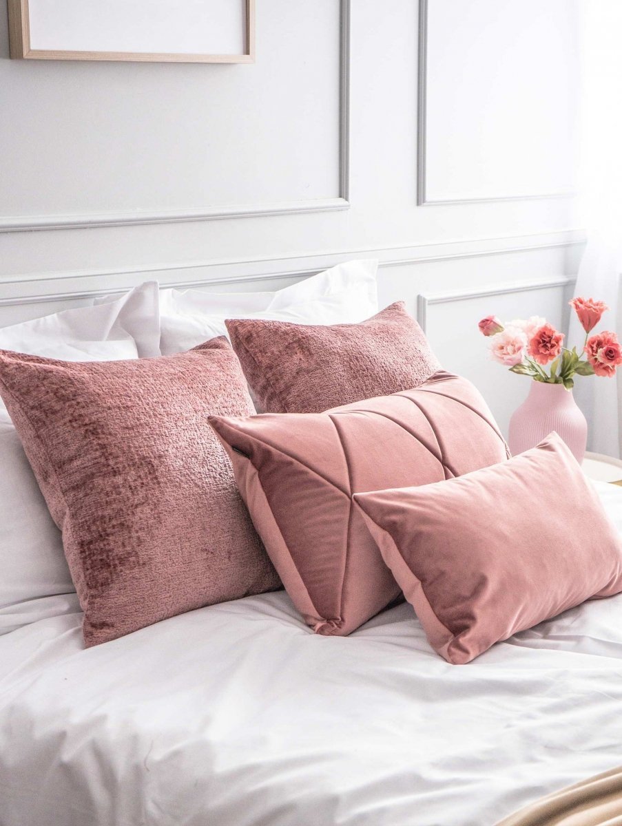 Różowy zestaw 4 poduszek dekoracyjnych do sypialni 